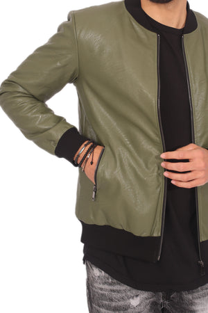 Giubbotto Giacca Uomo Ecopelle Art. Gb63 - 92 Fashion Shop Descrizione: -Colore: Verde-Modello: Bomber ecopelle -Composizione: 100% Polyestere -Vestibilità: Regular fit -Dettagli: Girocollo, tasche laterali, Elastico su polsi e sull'orlo -Il modello è Alto 180 Cm x 70 Kg e Indossa la Taglia M