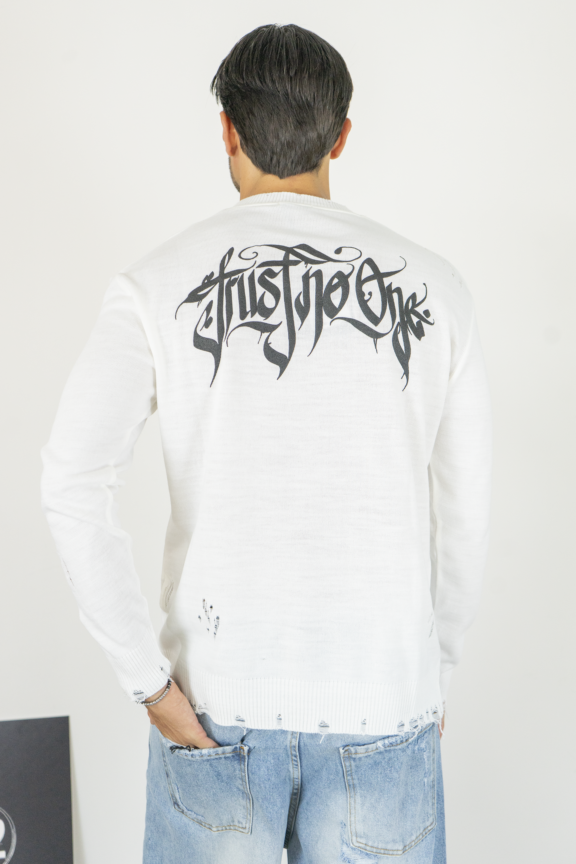 Maglione con stampa rilievo retro ''Non fidarti di nessuno'' Art. Mg174