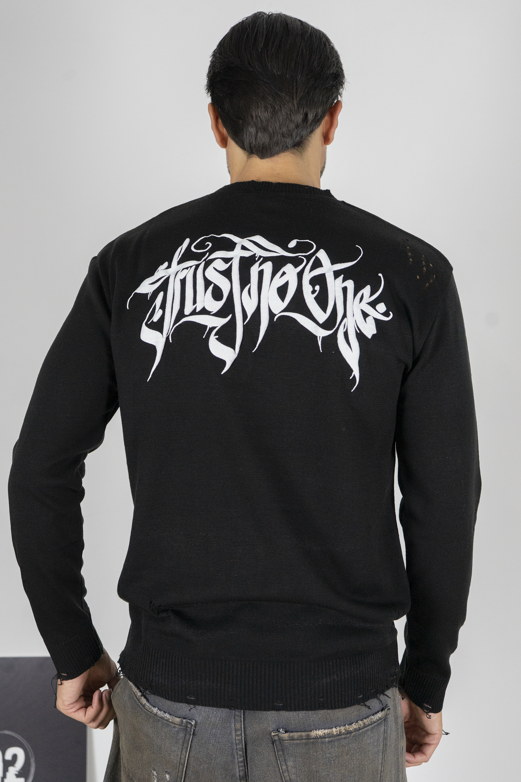 Maglione con stampa rilievo retro ''Non fidarti di nessuno'' Art. Mg174