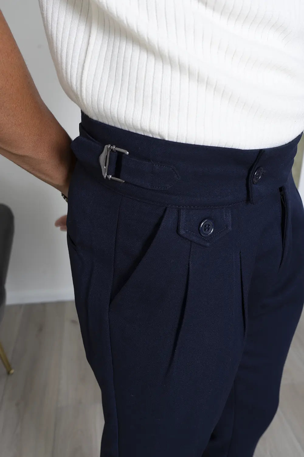 Pantalone Con Fibbie Laterali Bottone Decentrato Art. Pt99