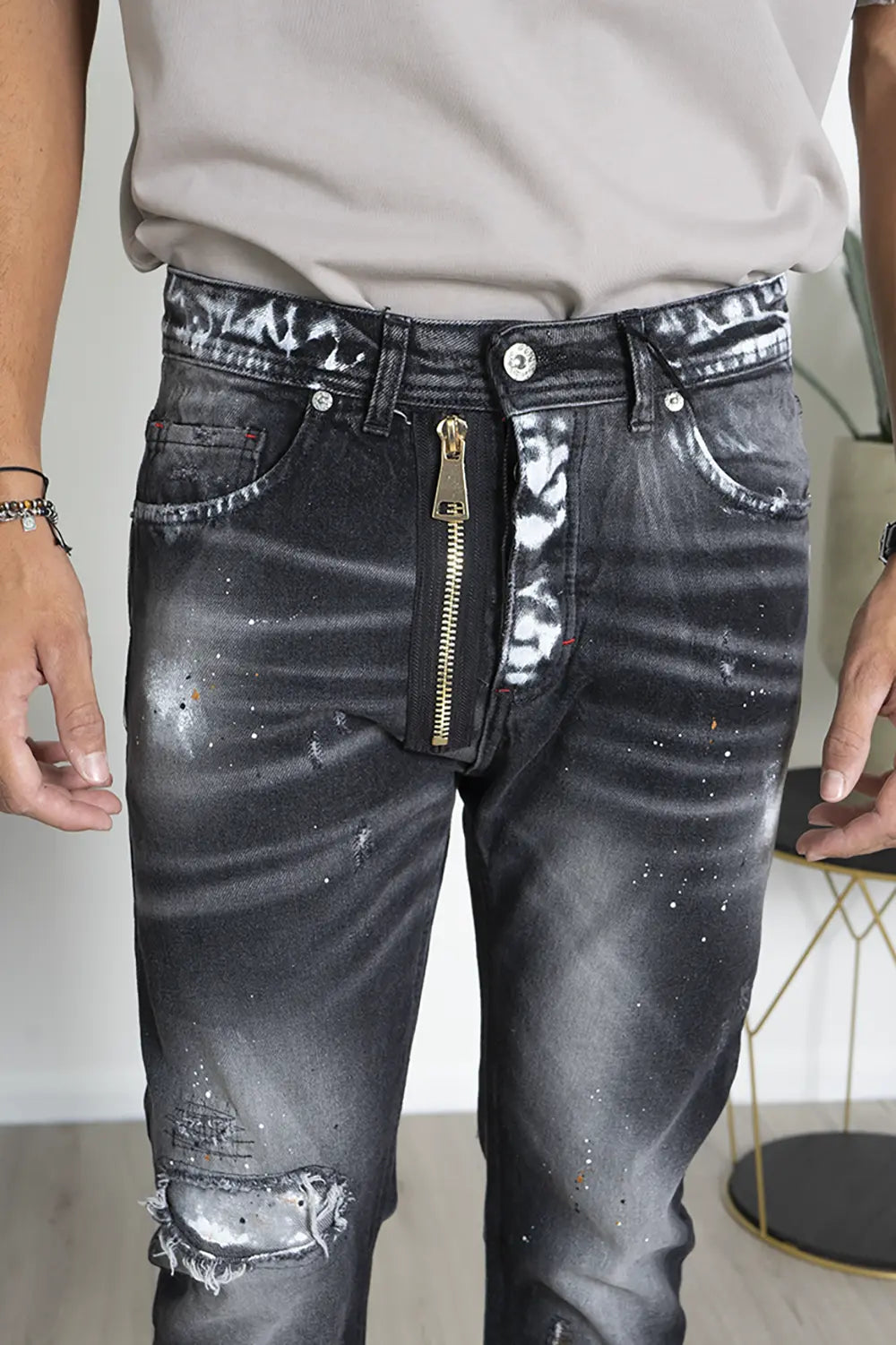 Jeans Con Zip Laterale e abrasioni Art. Js473