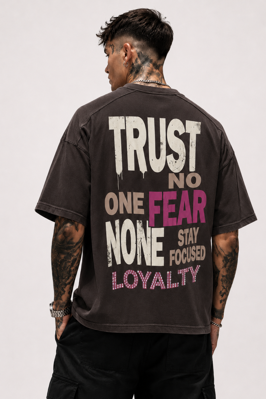 T-shirt ''Trust No One'' Over Con stampa e strass Art. Ts300