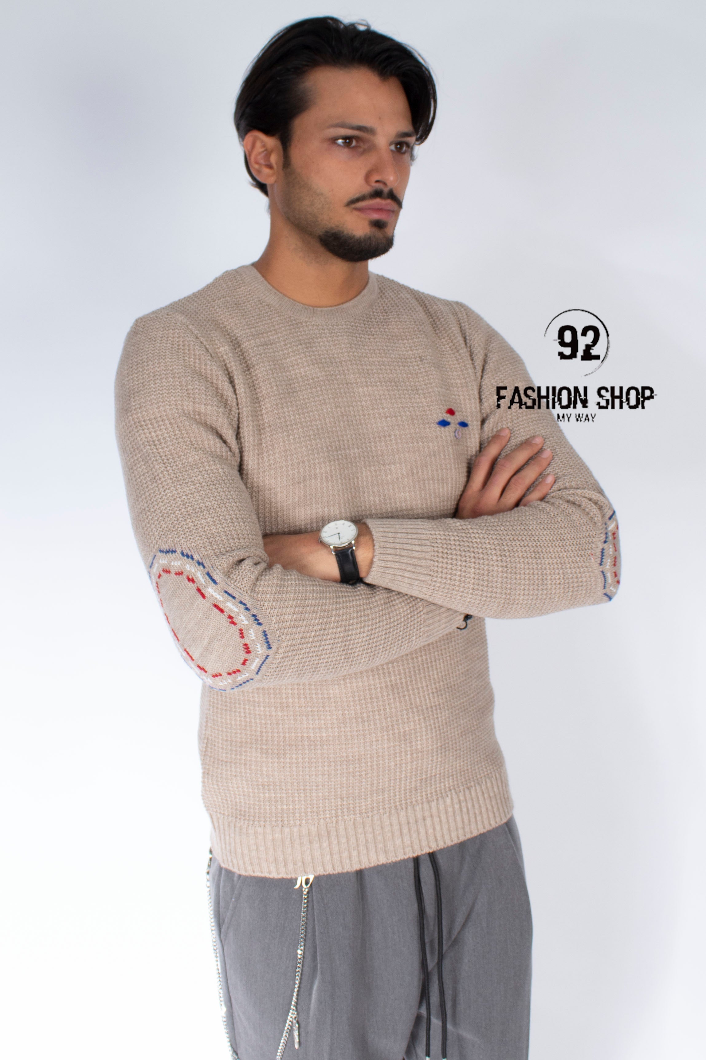 MAGLIONCINO UOMO TINTA UNITA BEIGE BOTTONE CUCITO AL PETTO E RICAMO AI GOMITI STILE TOPPE ART. MG41