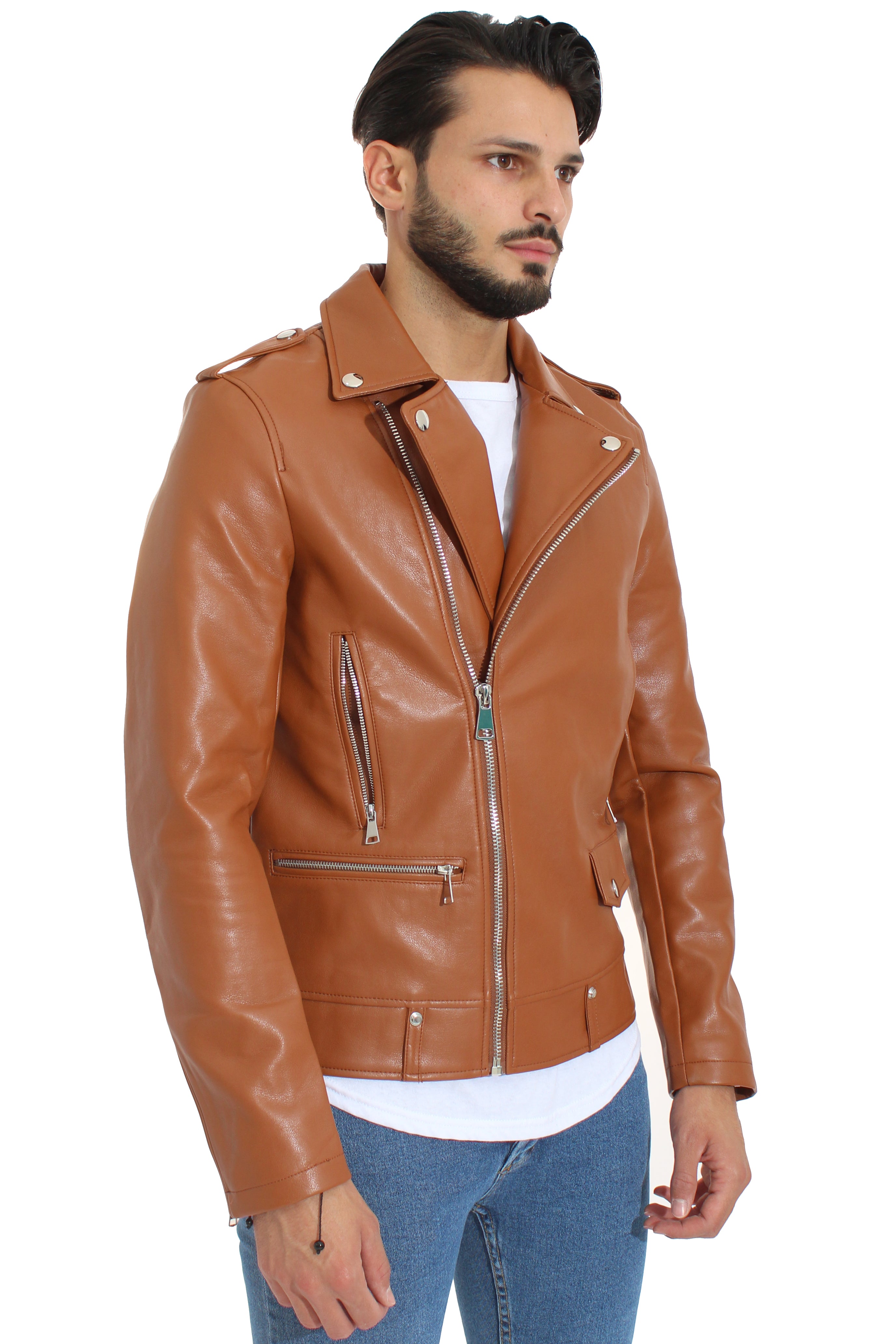 Giubbotto Giacca Uomo Ecopelle Bikers Chiodo Art. Gb64 - 92 Fashion Shop  Descrizione: -Colore: Marrone -Modello: Chiodo -Composizione: 65% Poliuretano- 30% Polyestere -5% Elastene -Vestibilità: Regular Fit -Dettagli: Chiusura Trasversale, Tasche Laterali, Zip frontale Con tasca -Il Modello è Alto 180 Cm x 70 Kg e Indossa La Taglia M 