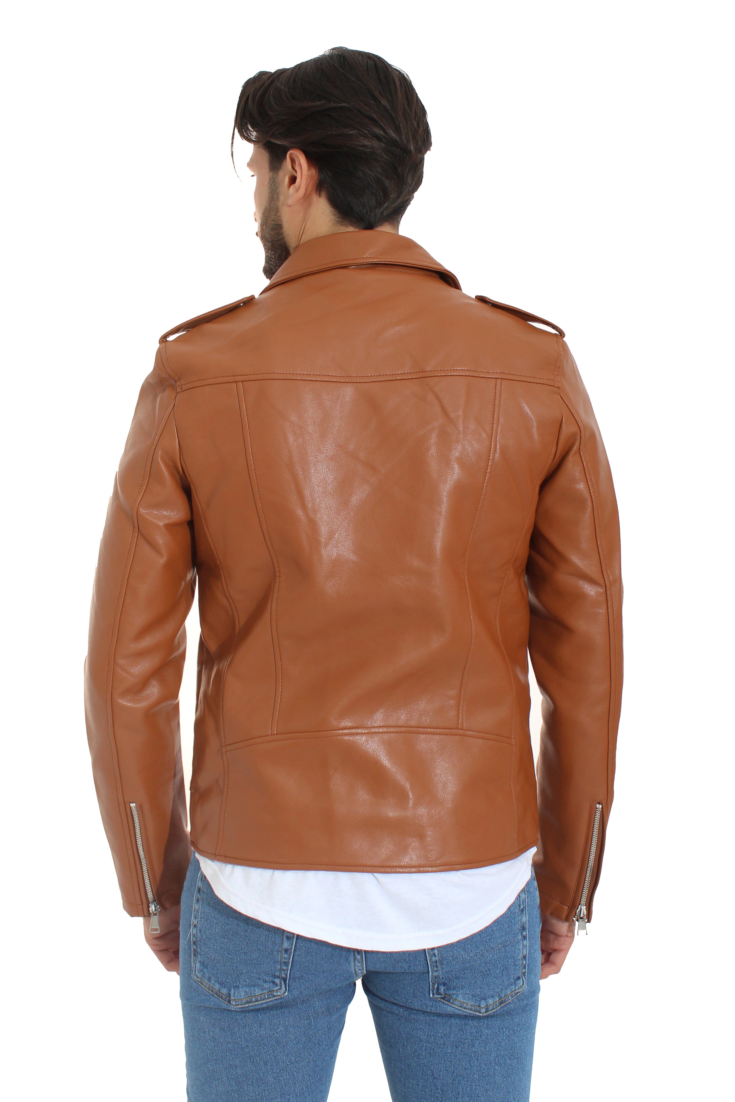 Giubbotto Giacca Uomo Ecopelle Bikers Chiodo Art. Gb64 - 92 Fashion Shop  Descrizione: -Colore: Marrone -Modello: Chiodo -Composizione: 65% Poliuretano- 30% Polyestere -5% Elastene -Vestibilità: Regular Fit -Dettagli: Chiusura Trasversale, Tasche Laterali, Zip frontale Con tasca -Il Modello è Alto 180 Cm x 70 Kg e Indossa La Taglia M 