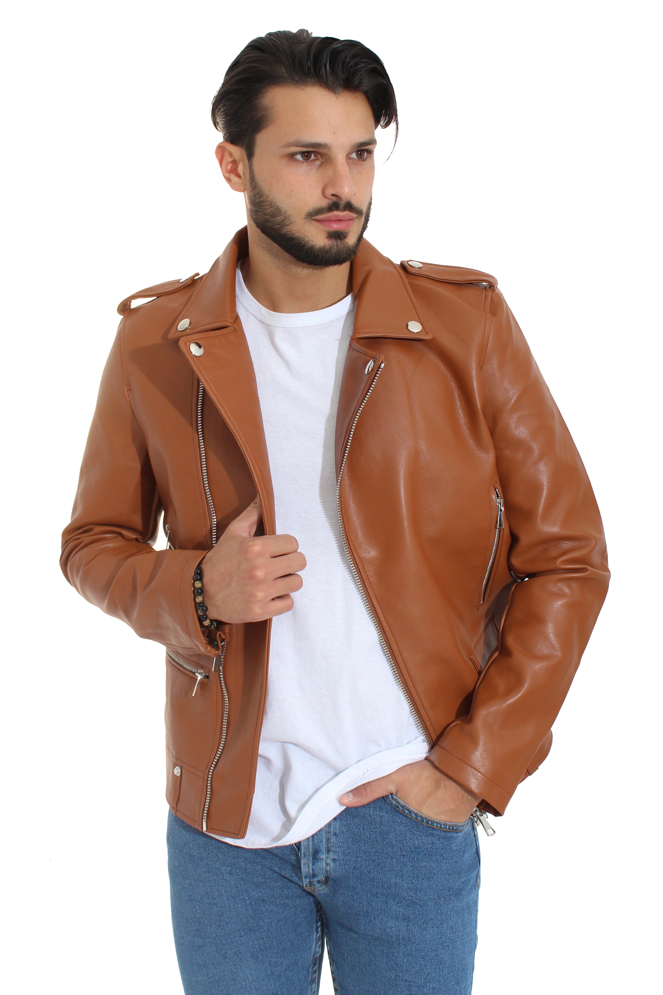 Giubbotto Giacca Uomo Ecopelle Bikers Chiodo Art. Gb64 - 92 Fashion Shop  Descrizione: -Colore: Marrone -Modello: Chiodo -Composizione: 65% Poliuretano- 30% Polyestere -5% Elastene -Vestibilità: Regular Fit -Dettagli: Chiusura Trasversale, Tasche Laterali, Zip frontale Con tasca -Il Modello è Alto 180 Cm x 70 Kg e Indossa La Taglia M 